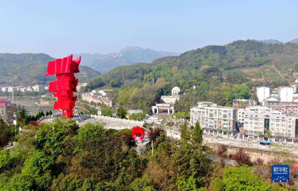 　　这是鄂豫皖苏区首府革命博物馆附近的英雄山上的“红旗飘飘”主题雕塑（2021年4月9日摄，无人机照片）。新华社发