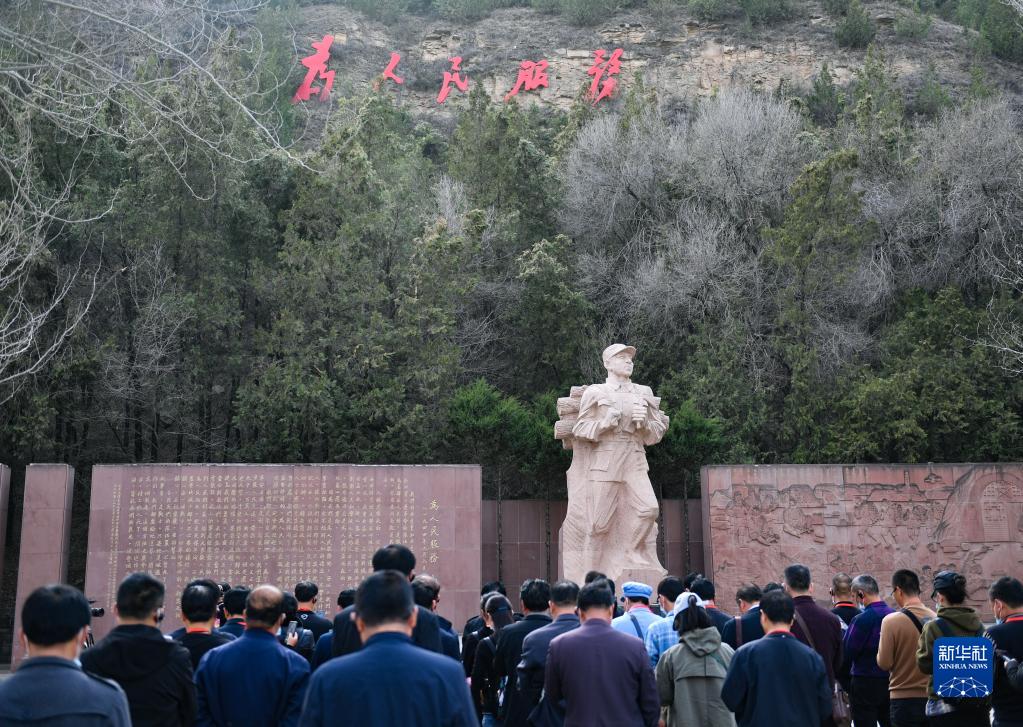 　　党员干部在陕西省延安市张思德广场进行现场教学活动（3月29日摄）。新华社记者 张博文 摄